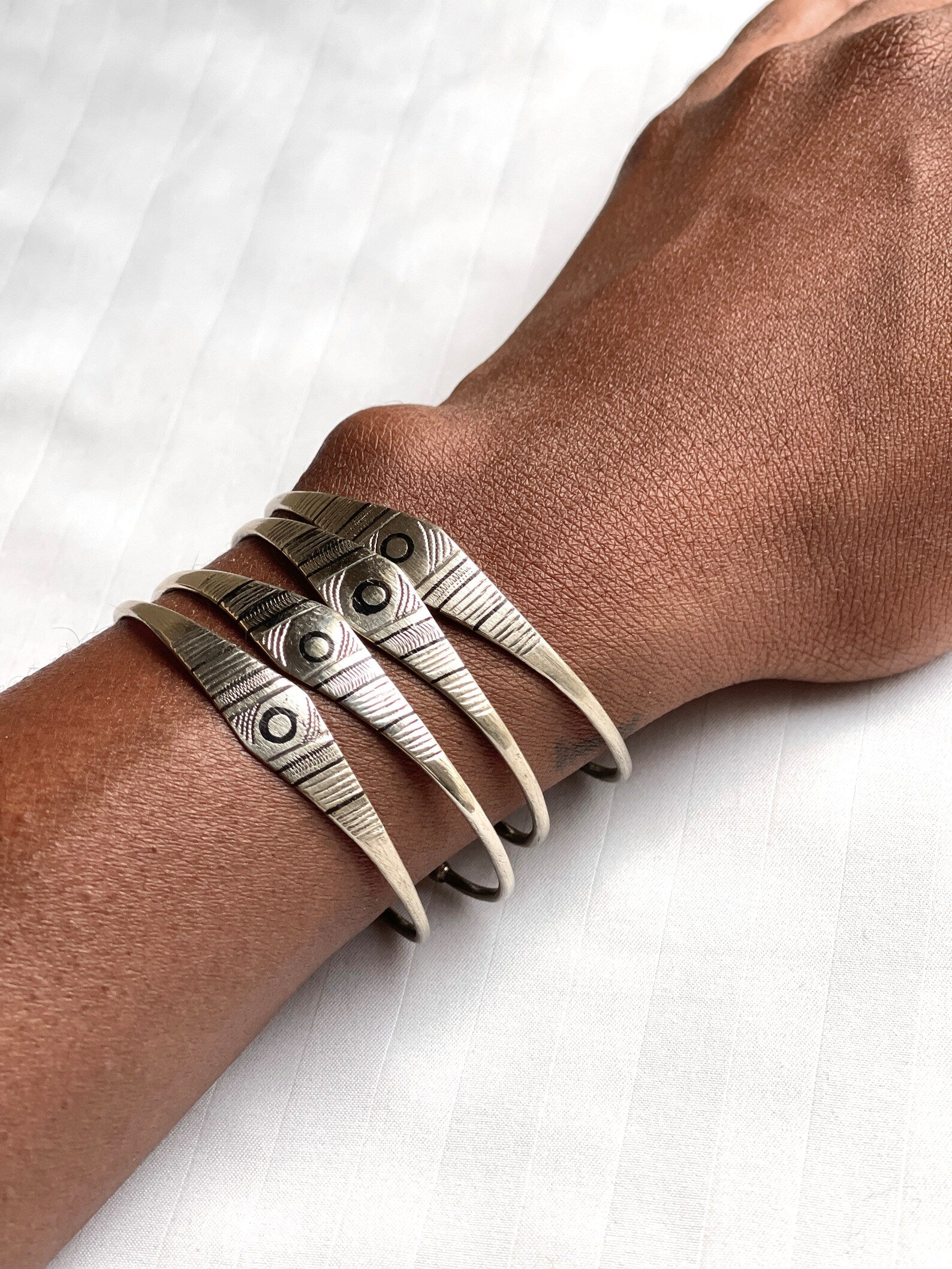 BLACK DETAILED EASY ADJUSTABLE FLAT CRESCENT RETRO ARMLETS