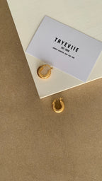 ESSENTIAL DETAILED CRESCENT HOOP EARRINGS