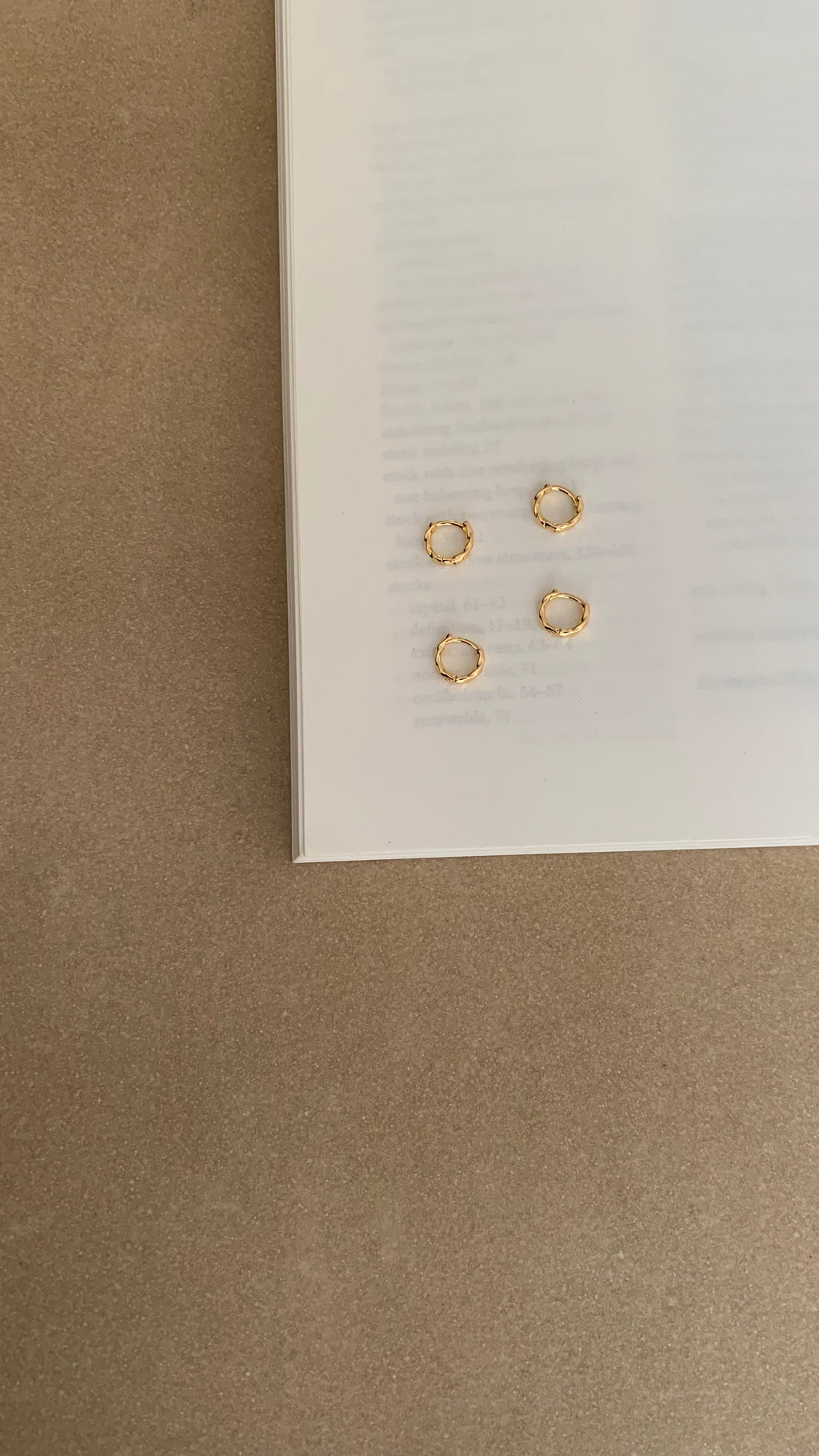 DETAILED MINI HUGGIE HOOP EARRINGS