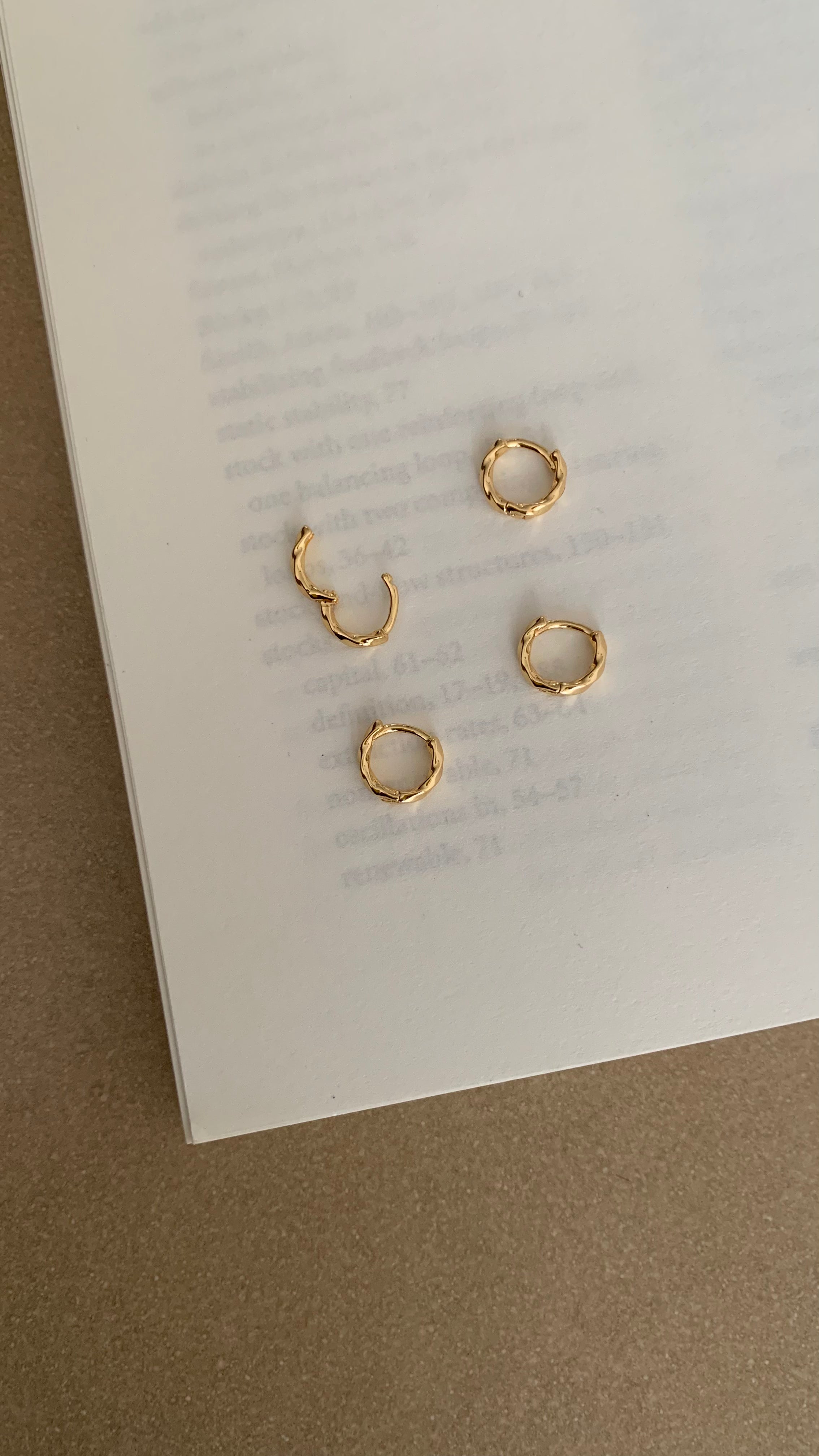 DETAILED MINI HUGGIE HOOP EARRINGS