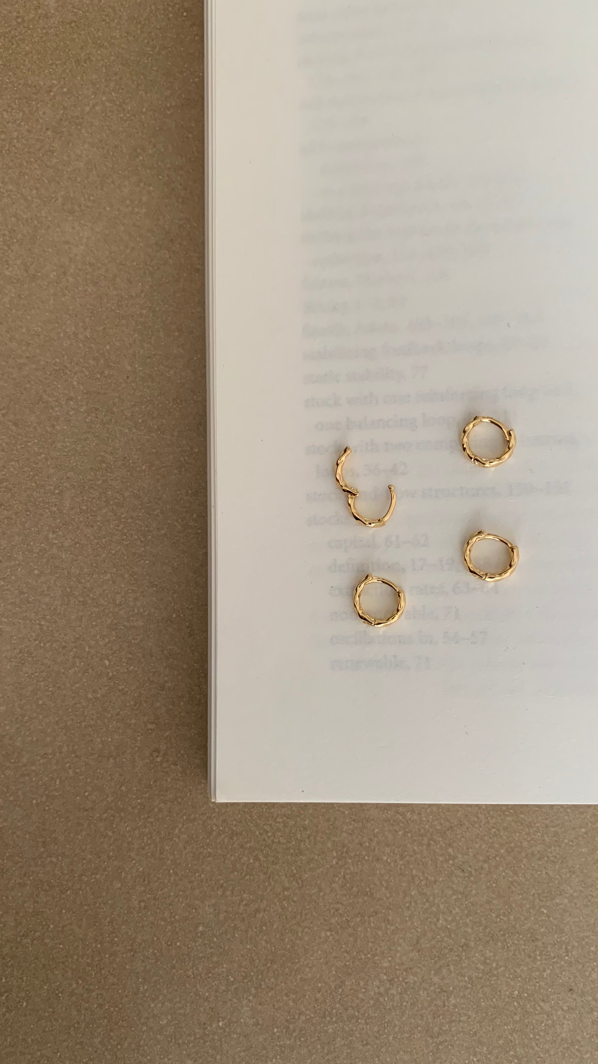 DETAILED MINI HUGGIE HOOP EARRINGS