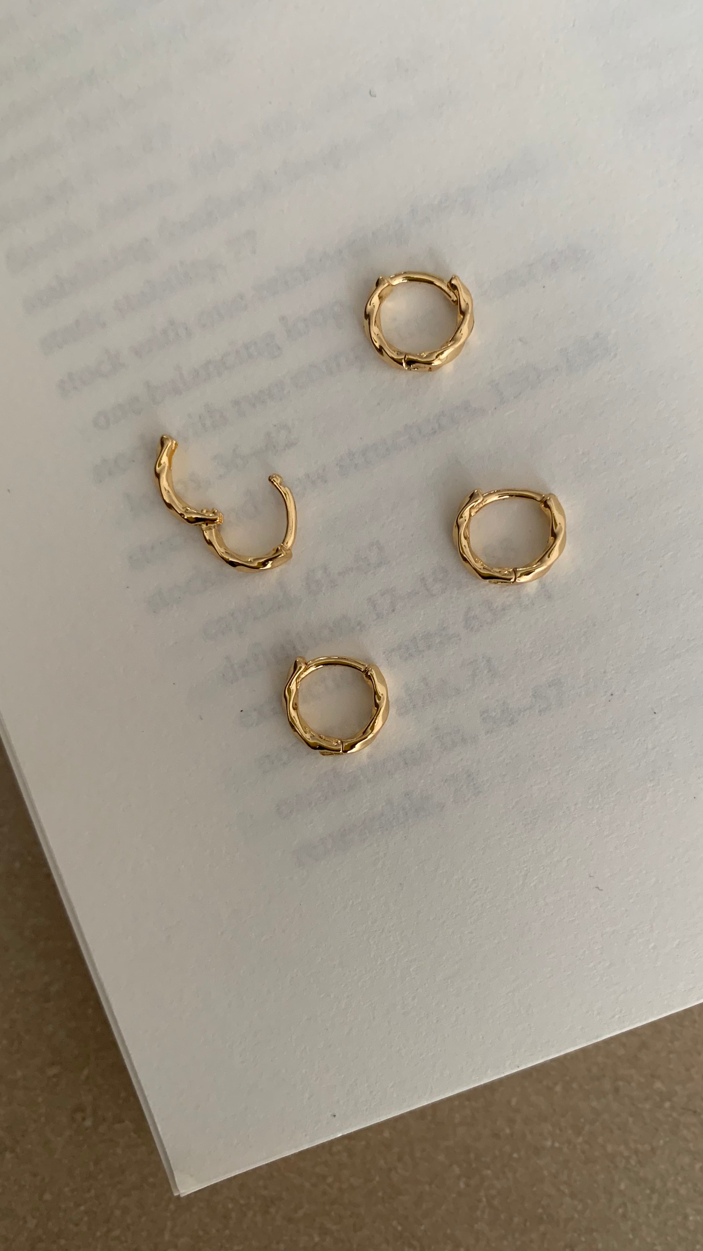 DETAILED MINI HUGGIE HOOP EARRINGS