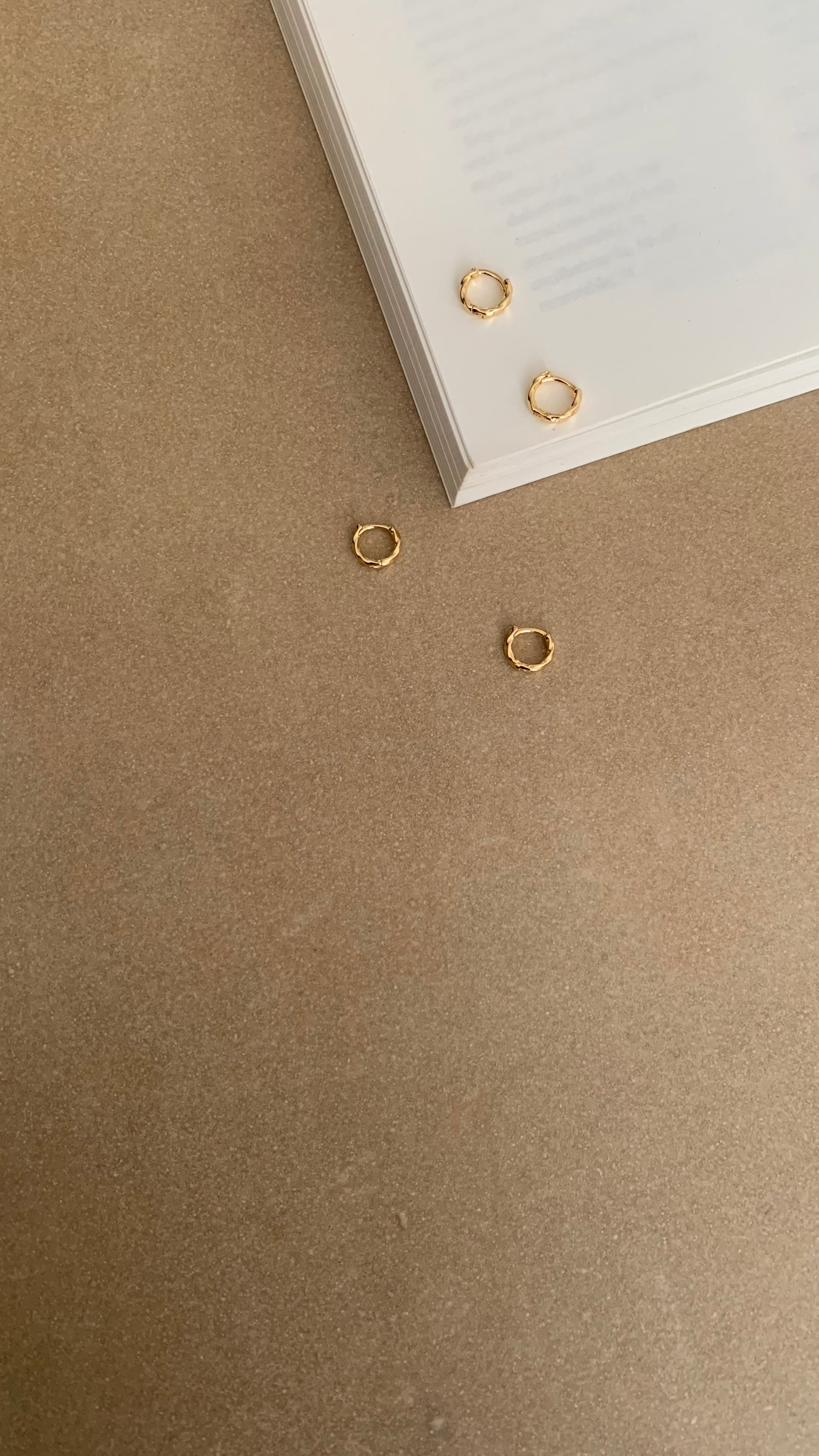 DETAILED MINI HUGGIE HOOP EARRINGS