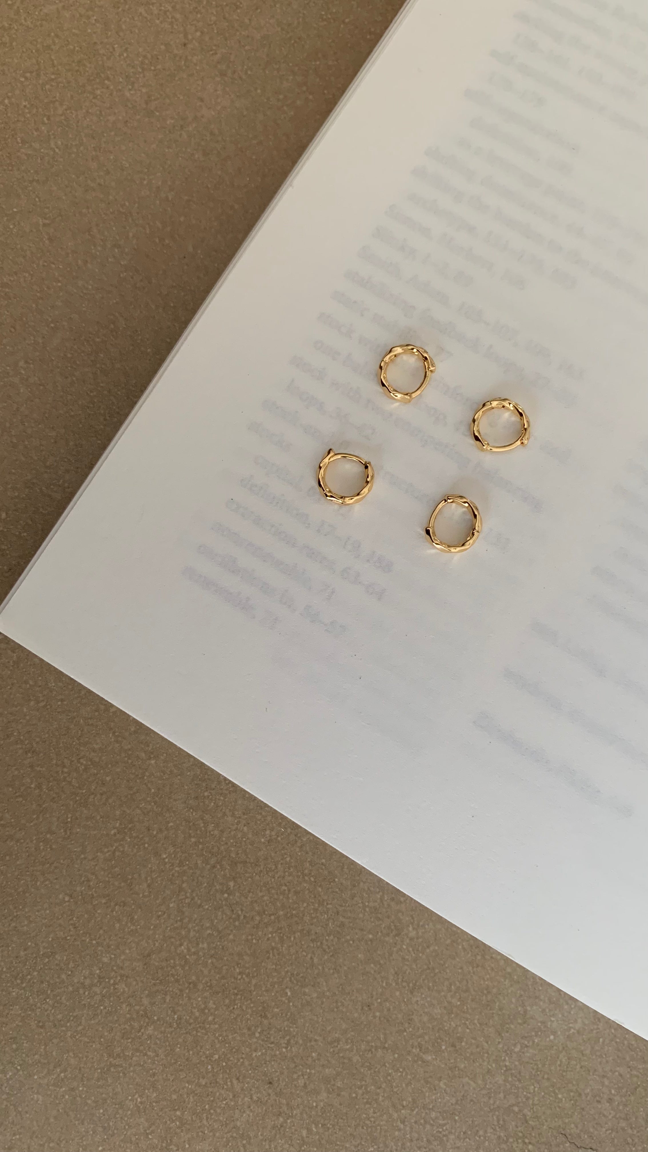 DETAILED MINI HUGGIE HOOP EARRINGS