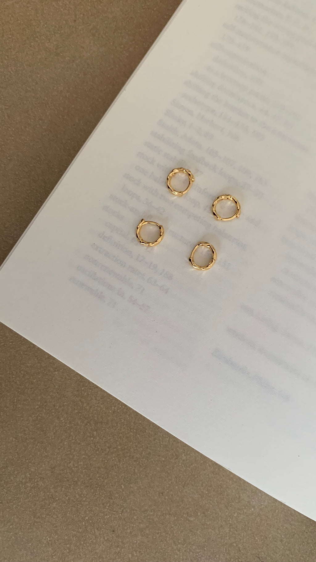 DETAILED MINI HUGGIE HOOP EARRINGS