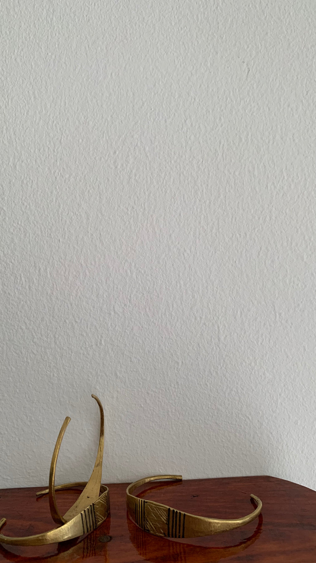 BLACK DETAILED EASY ADJUSTABLE RETRO ARMLETS