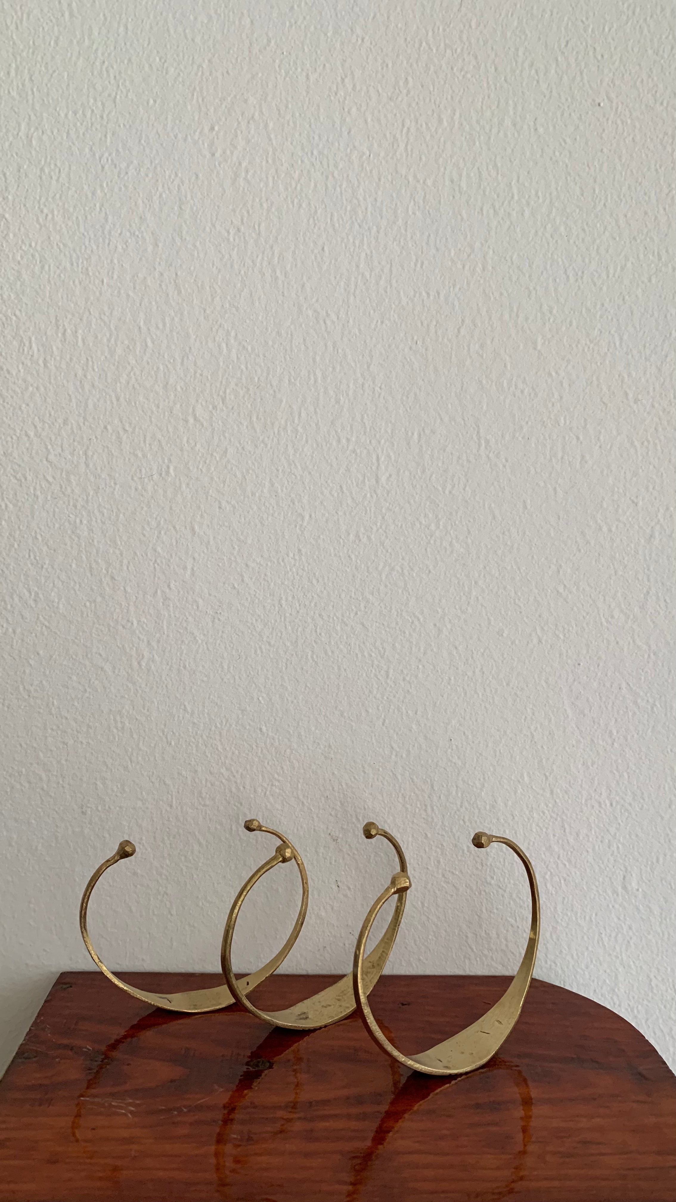 BLACK DETAILED EASY ADJUSTABLE FLAT CRESCENT RETRO ARMLETS