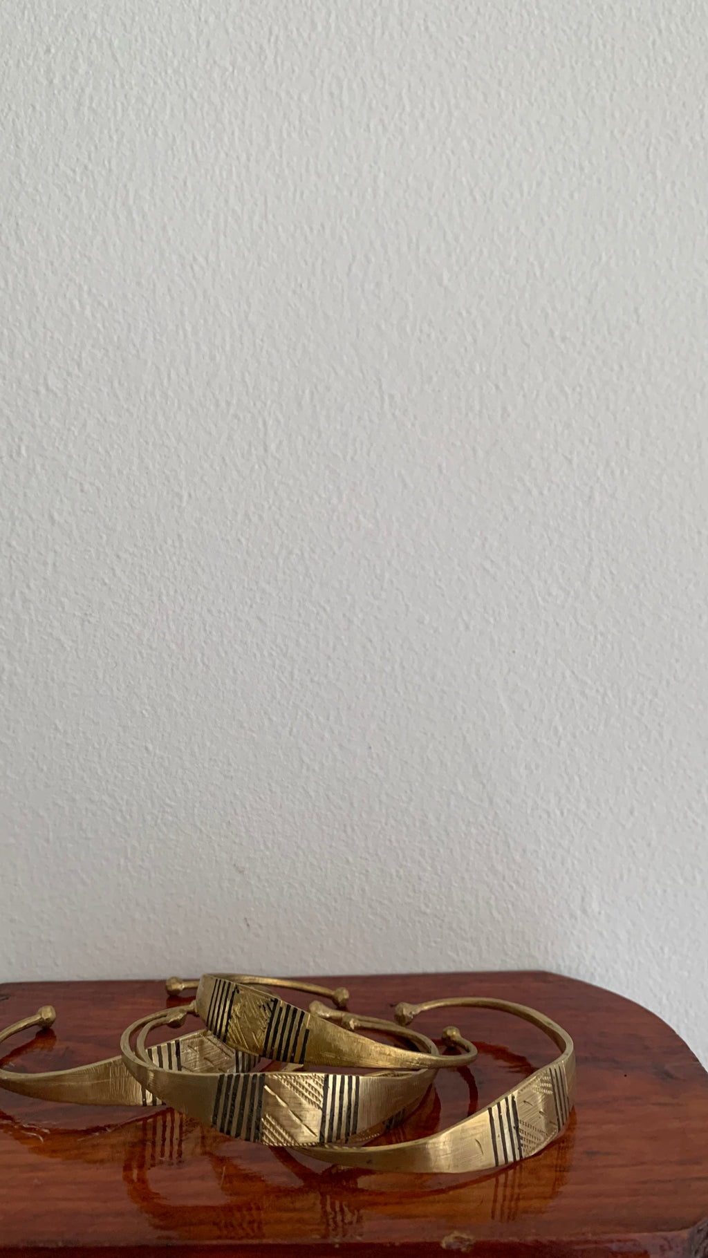 BLACK DETAILED EASY ADJUSTABLE FLAT CRESCENT RETRO ARMLETS