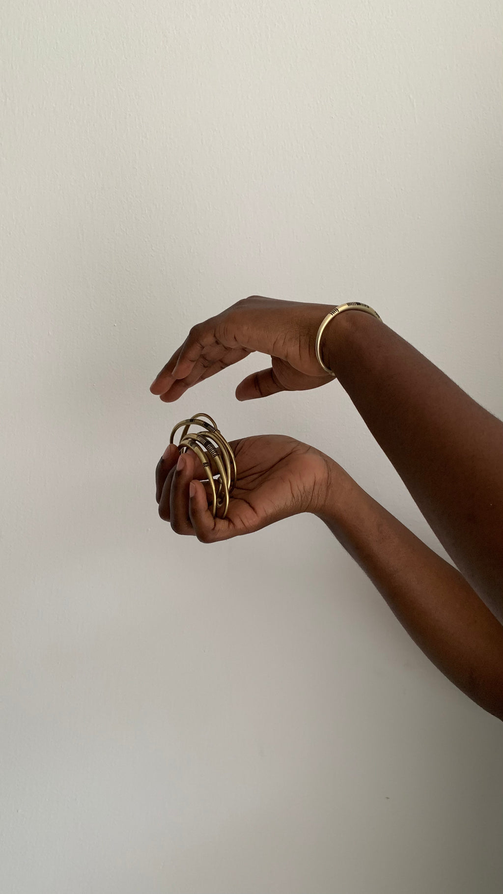 BLACK DETAILED RETRO ARMLETS