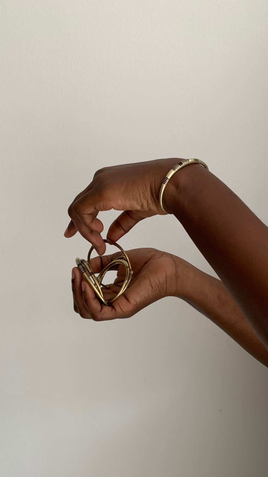 BLACK DETAILED RETRO ARMLETS