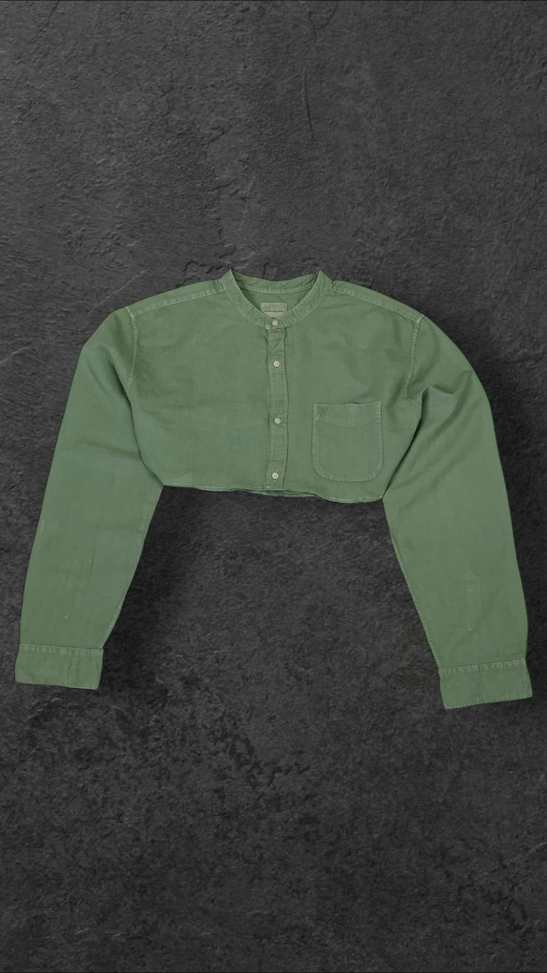 AMERICAN EAGLE  BAGGY CROPPED LONG SLEEVED SHIRT